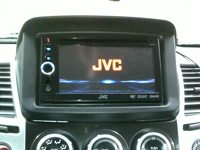 Фотография установки магнитолы JVC KW-AV51EE в Mitsubishi Pajero Sport